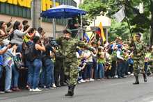Las familias volvieron a vivir presencialmente el desfile del 20 de julio