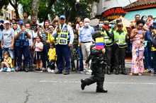 Las familias volvieron a vivir presencialmente el desfile del 20 de julio