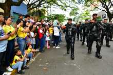 Las familias volvieron a vivir presencialmente el desfile del 20 de julio
