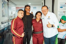 Ilustre hu&eacute;sped: Medallista ol&iacute;mpica Caterine Ibarg&uuml;en se goz&oacute; visita a la Secretar&iacute;a del Deporte