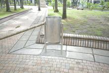 Reubican cestos de basura dentro de la Plaza de Cayzedo