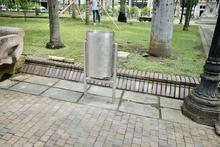 Reubican cestos de basura dentro de la Plaza de Cayzedo
