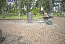 Reubican cestos de basura dentro de la Plaza de Cayzedo