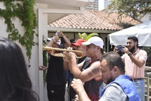 Que retumbe el sonido de la vida y paz, en las orquestas de las barras populares