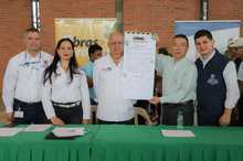 Alcald&iacute;a de Cali y residentes de la comuna 8, firman acuerdo para rehabilitaci&oacute;n de v&iacute;as