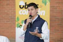 Alcald&iacute;a de Cali y residentes de la comuna 8, firman acuerdo para rehabilitaci&oacute;n de v&iacute;as