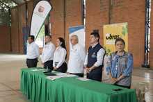 Alcald&iacute;a de Cali y residentes de la comuna 8, firman acuerdo para rehabilitaci&oacute;n de v&iacute;as