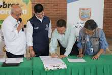 Alcald&iacute;a de Cali y residentes de la comuna 8, firman acuerdo para rehabilitaci&oacute;n de v&iacute;as