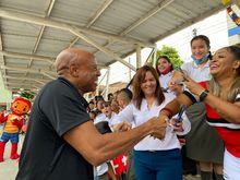 Calurosa bienvenida a ‘Mike’ Powell en la Institución Educativa Simón Rodríguez