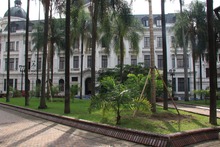 Con pasto esmeralda ponemos m&aacute;s bella la Plaza de Cayzedo