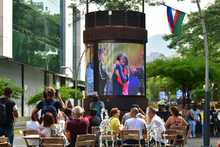 Con tranquilidad y alegr&iacute;a, cale&ntilde;os presenciaron la posesi&oacute;n presidencial en el Bulevar del Rio