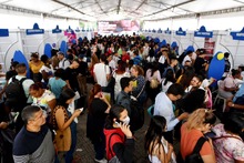 J&oacute;venes acudieron de forma masiva a  feria de empleo para aspirar a cerca de 1000 vacantes
