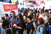 J&oacute;venes acudieron de forma masiva a  feria de empleo para aspirar a cerca de 1000 vacantes