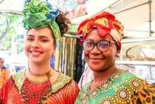 De pescado seco, viche y marimba disfrutan los turistas en el Petronio