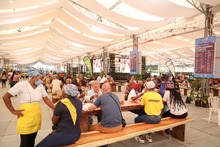 De pescado seco, viche y marimba disfrutan los turistas en el Petronio