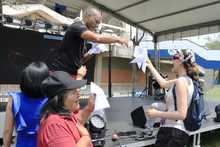 &ldquo;No me pude resistir, aqu&iacute; estoy bailando, probando la comida, me encanta Cali y la gente": turista de Bogot&aacute;