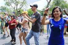 &ldquo;No me pude resistir, aqu&iacute; estoy bailando, probando la comida, me encanta Cali y la gente": turista de Bogot&aacute;