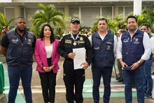 &ldquo;Reconocemos su esfuerzo por cuida la vida&rdquo;: alcalde Ospina al general Le&oacute;n Montes