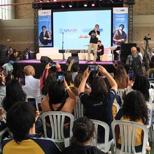   Tiempo, canciones e historias comparti&oacute; Andr&eacute;s Cepeda con estudiantes del oriente de Cali 