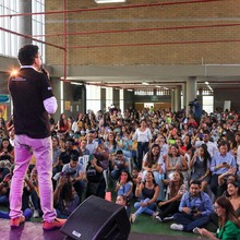   Tiempo, canciones e historias comparti&oacute; Andr&eacute;s Cepeda con estudiantes del oriente de Cali 