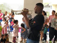 Salsa, ritmos del Pac&iacute;fico y regalos alegraron la ma&ntilde;ana de las ni&ntilde;as y ni&ntilde;os de la UTS de Silo&eacute;  