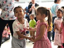 Salsa, ritmos del Pac&iacute;fico y regalos alegraron la ma&ntilde;ana de las ni&ntilde;as y ni&ntilde;os de la UTS de Silo&eacute;  