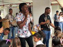 Salsa, ritmos del Pac&iacute;fico y regalos alegraron la ma&ntilde;ana de las ni&ntilde;as y ni&ntilde;os de la UTS de Silo&eacute;  