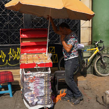 A Cali &ldquo;La vamo a limpia&rdquo; se le unieron hasta vendedores informales