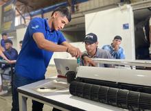 Ideas de negocio de becarios de Todas y Todos a Estudiar se destacan en Feria de Servicios