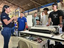 Ideas de negocio de becarios de Todas y Todos a Estudiar se destacan en Feria de Servicios