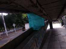 Realizan cerramiento de puente peatonal en inmediaciones del H.U.V.