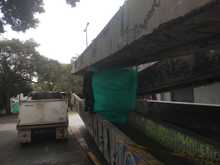 Realizan cerramiento de puente peatonal en inmediaciones del H.U.V.