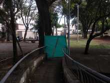 Realizan cerramiento de puente peatonal en inmediaciones del H.U.V.