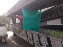 Realizan cerramiento de puente peatonal en inmediaciones del H.U.V.