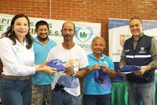 Administraci&oacute;n entreg&oacute; triciclos y dotaciones a recicladores afectados por incendio en Silo&eacute;