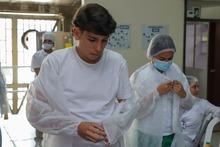 Contralores escolares con las manos en la masa