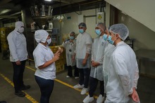 Contralores escolares con las manos en la masa