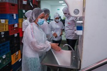 Contralores escolares con las manos en la masa