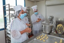 Contralores escolares con las manos en la masa