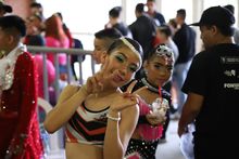 Los ni&ntilde;os se gozan incluso el tras bambalinas en el Festival Mundial de Salsa en Cali
