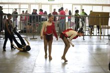 Los ni&ntilde;os se gozan incluso el tras bambalinas en el Festival Mundial de Salsa en Cali