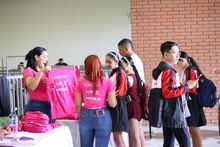 Los ni&ntilde;os se gozan incluso el tras bambalinas en el Festival Mundial de Salsa en Cali