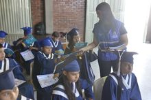 En ceremonia de graduaci&oacute;n de grado 5, ni&ntilde;os y ni&ntilde;as recibieron su cartilla La Paz es mi Cuento