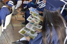 En ceremonia de graduaci&oacute;n de grado 5, ni&ntilde;os y ni&ntilde;as recibieron su cartilla La Paz es mi Cuento