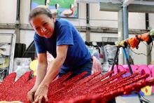 Madres cabeza de familia, las artesanas del Alumbrado Navide&ntilde;o