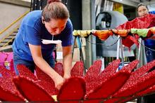 Madres cabeza de familia, las artesanas del Alumbrado Navide&ntilde;o
