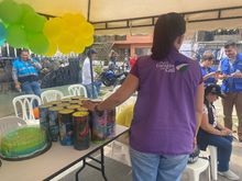 Personas en situaci&oacute;n de calle, felices de celebrar sus cumplea&ntilde;os