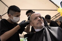 Personas en situaci&oacute;n de calle, felices de celebrar sus cumplea&ntilde;os