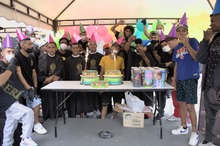 Personas en situaci&oacute;n de calle, felices de celebrar sus cumplea&ntilde;os