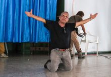 Personas en situaci&oacute;n de calle protagonizan obra teatral